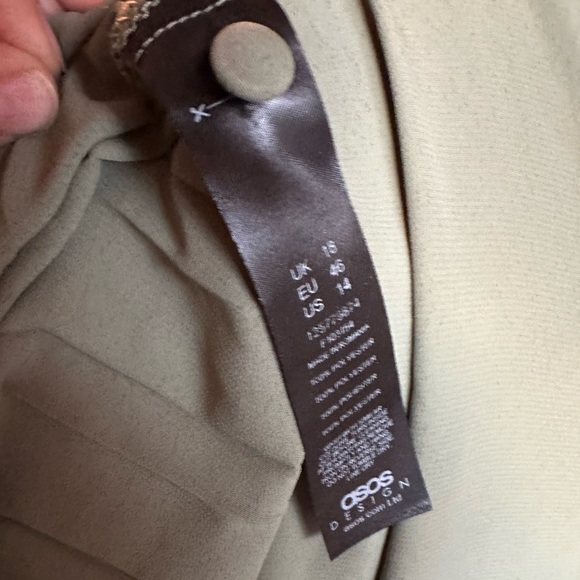 Asos high neck - slit sleeve - pleated - flattering to everyone - Picture 4 of 5